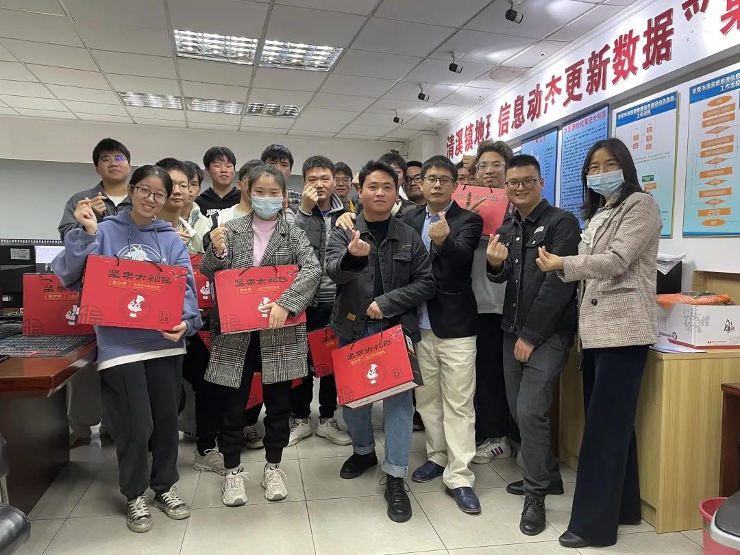 走访慰问，，，，，，，，年货上门，，，，，，，，ladbrokes立博集团多项举措确保项目部员工“就地”过好年！