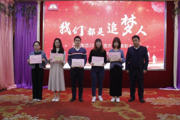 一名党员，，，，，，就是一面鲜红的旗帜